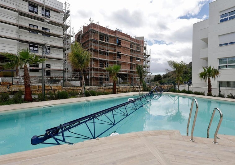 «Nos mudamos hace 20 días y nos cae una grúa en la terraza; estamos vivos de milagro»