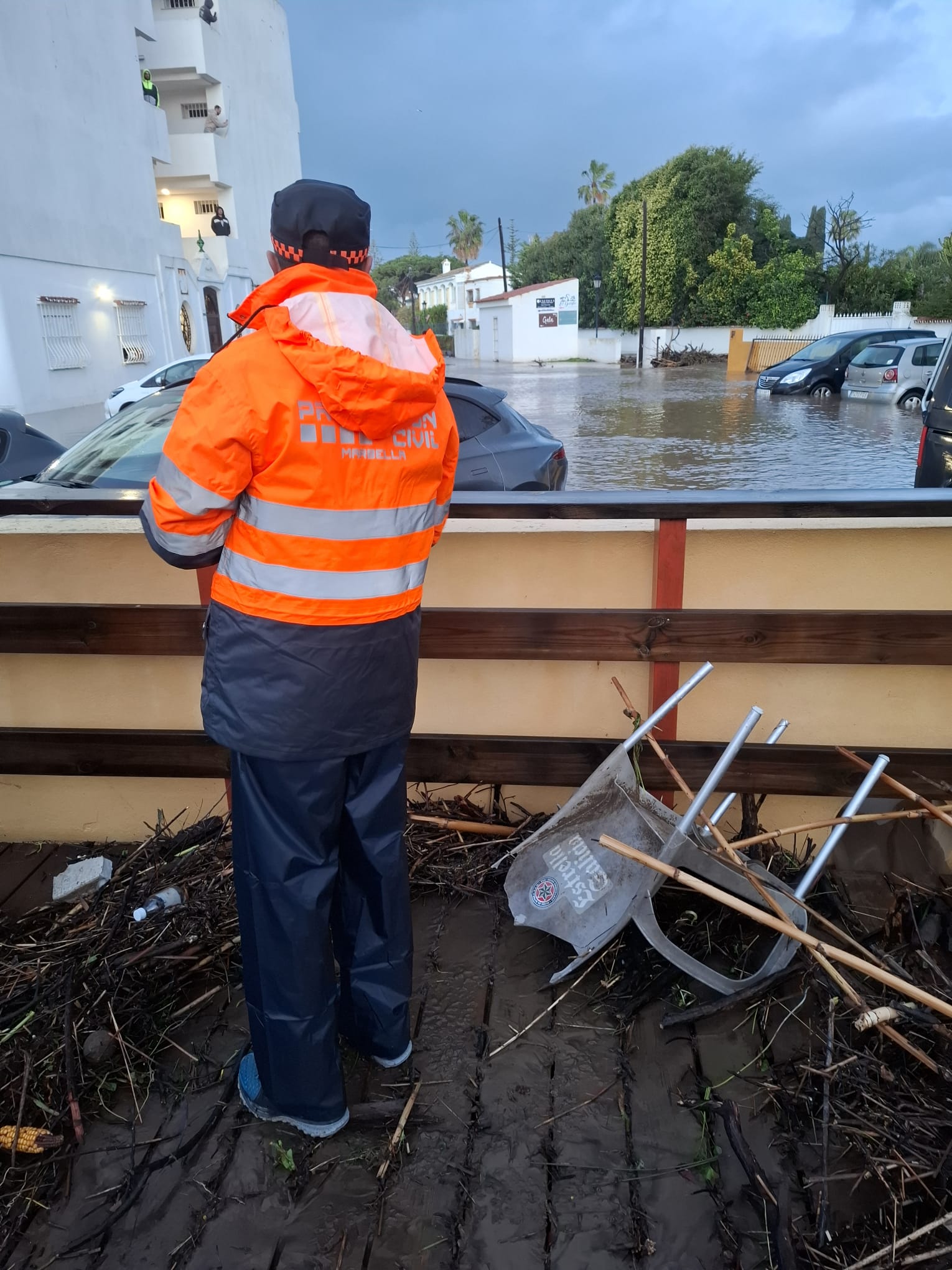 Desalojan ocho viviendas en Marbella tras desbordarse el río Guadaiza 