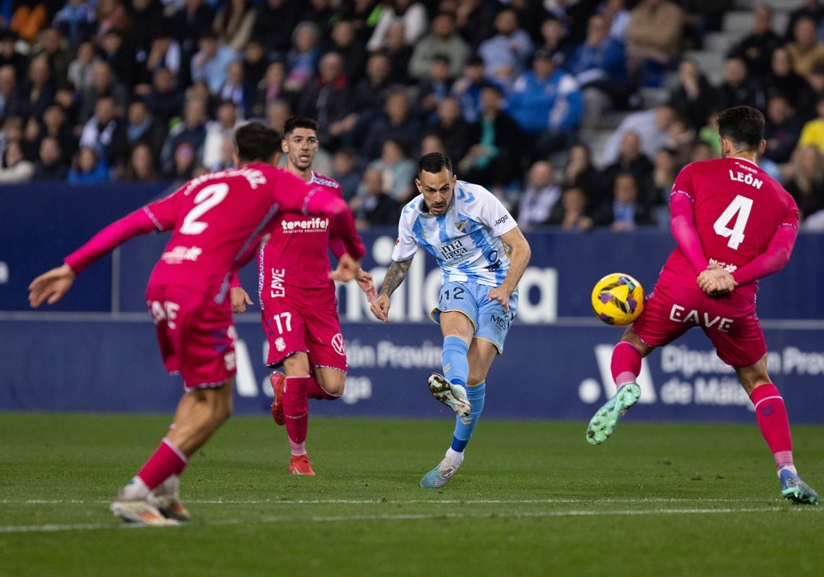 Manu Molina golpea el balón durante el último partido que jugó, ante el Tenerife.