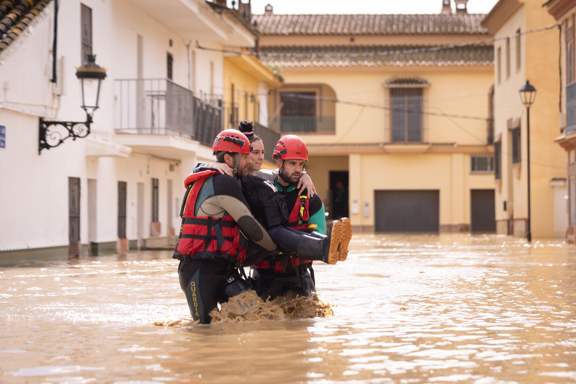 Rescate de varios vecinos en la barriada de Doña Ana, que vuelve a estar anegada.