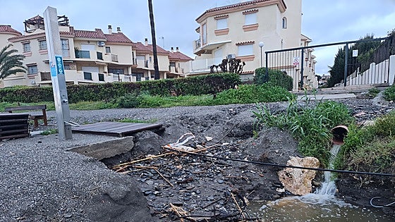 Daños en las playas de Torre de Benagalbón por la borrasca Laurence