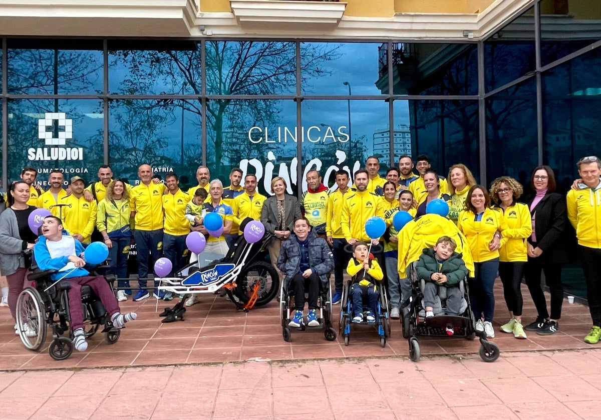 Foto de familia de los menores beneficiados con Manuel Rincón.