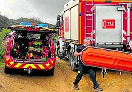 Rescatistas, en el lugar donde fue encontrado el cuerpo de la mujer.