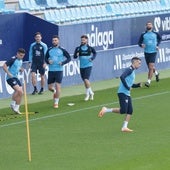 Manu Molina, en el centro, se entrena con normalidad con sus compañeros.