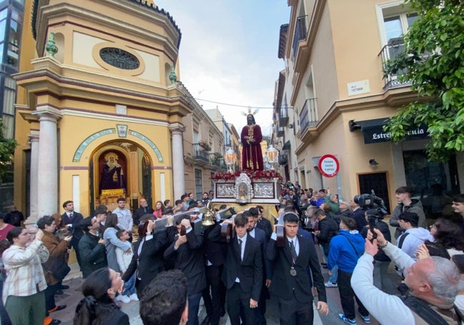 Jesús del Rescate, ante la capilla de calle Agua y con la Virgen de Gracia de testigo.