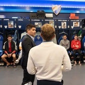 David Aganzo y Diego Rivas (de espaldas), en presencia de los malaguistas, este miércoles, en el vestuario de La Rosaleda.
