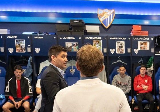David Aganzo y Diego Rivas (de espaldas), en presencia de los malaguistas, este miércoles, en el vestuario de La Rosaleda.