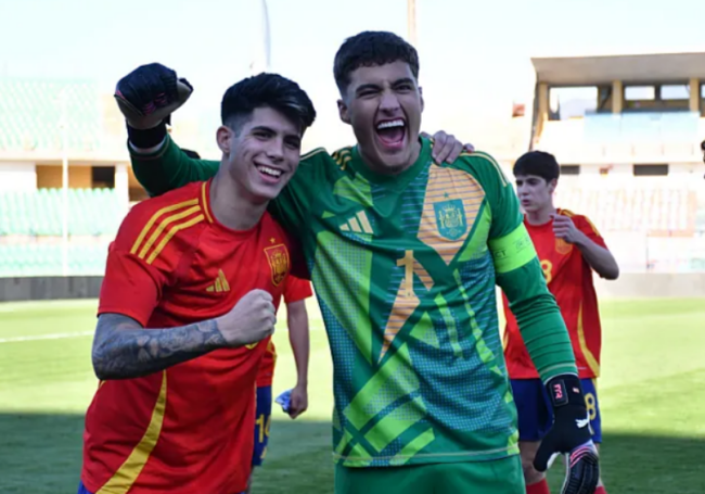 El Málaga Antoñito, junto al portero Raúl Jiménez