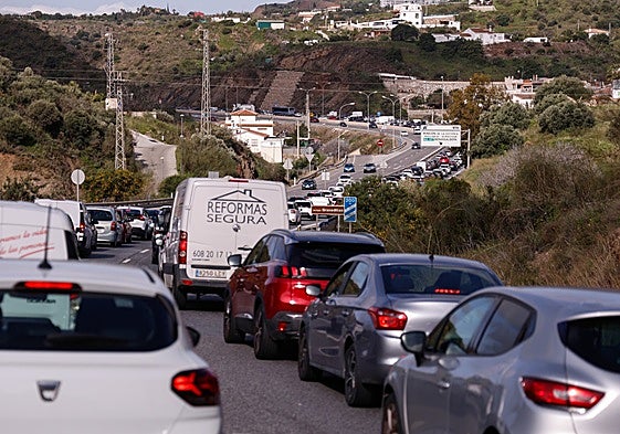 Vista del atasco de esta mañana en el acceso este a la capital.