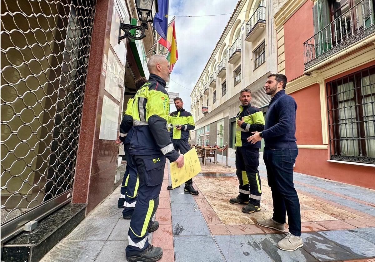 Los bomberos de Fuengirola inspeccionan los negocios de hostelería para prevenir incendios