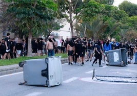 Contenedores derribados en la Avenida de La Palmilla después de los tumultos tras el partido Málaga-Ibiza del 27 de mayo de 2023.