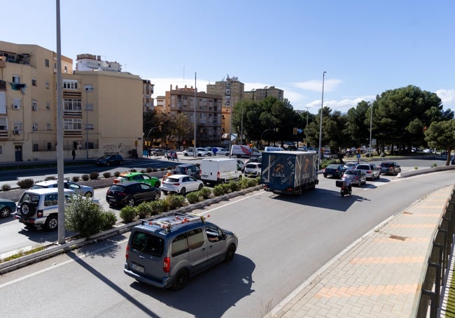 Avenida de Valle-Inclán, a la altura del cruce con el camino de Suárez.