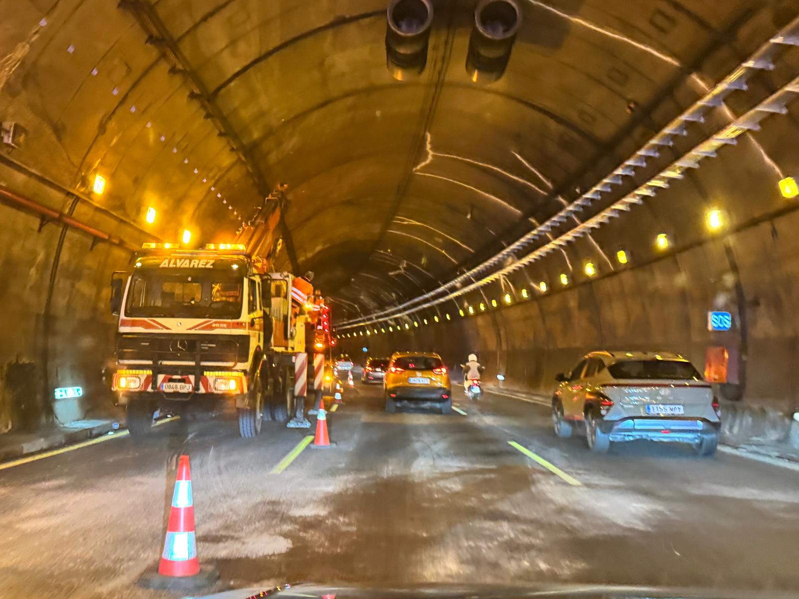 Accidente dentro del túnel del Cerrado de Calderón: colapso en la ronda y retenciones kilométricas