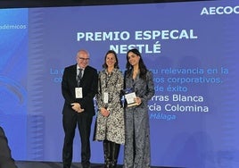 La egresada Claudia Parras, durante la entrega del premio a su Trabajo de Fin de Grado.