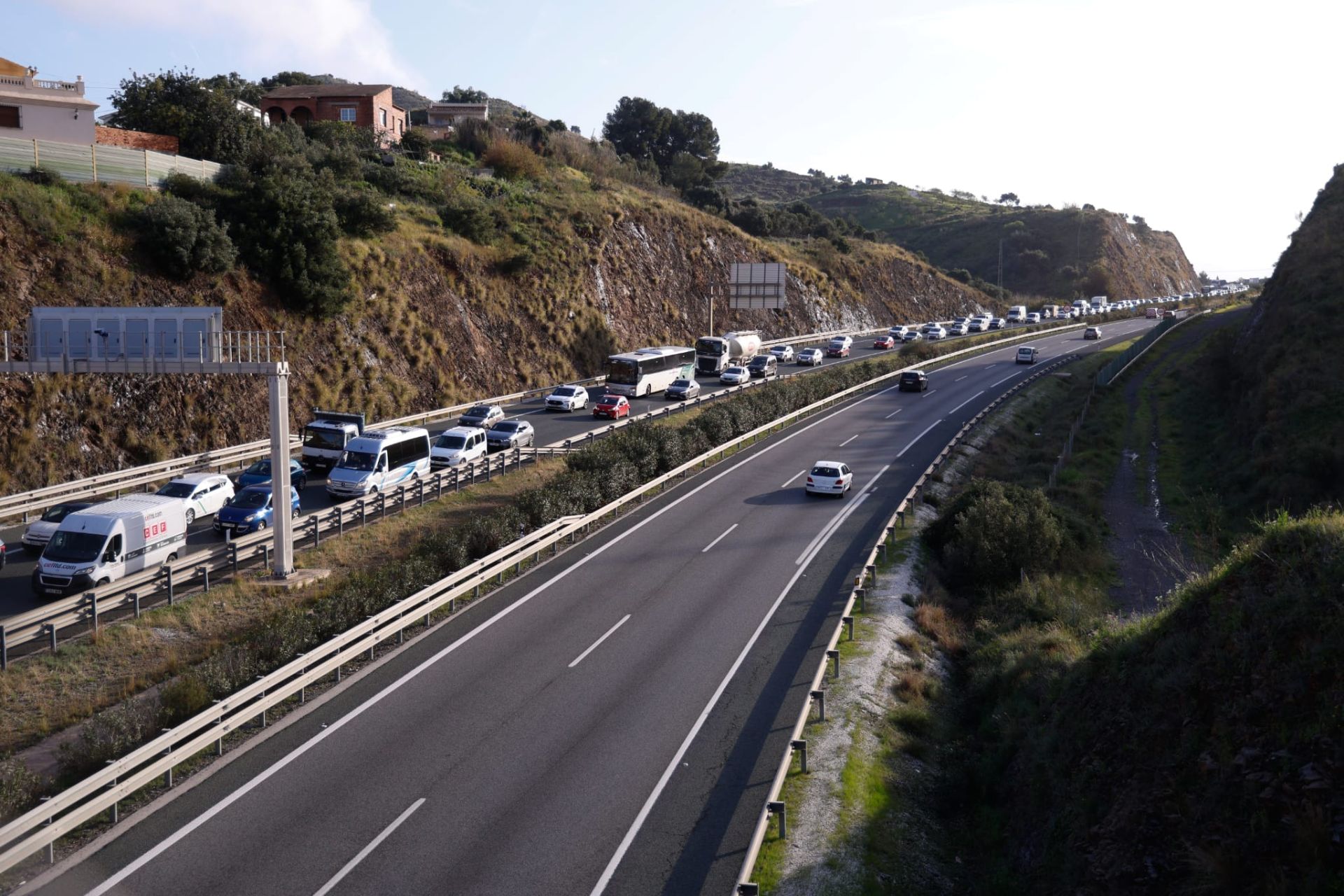 Accidente dentro del túnel del Cerrado de Calderón: colapso en la ronda y retenciones kilométricas