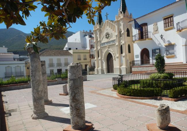 Plaza del Convento, donde se ven columnas romanas y también la ermita de la Santa Vera Cruz.