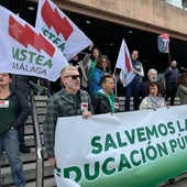 Imagen de la protesta, este miércoles, en la sede de Educación en Málaga.