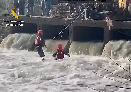 Efectivos buscando al motorista.