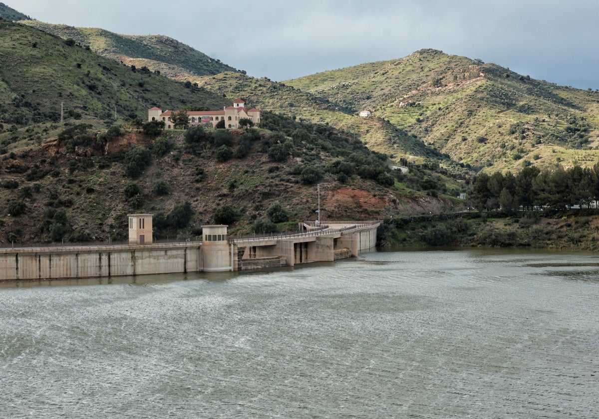 Imagen de la presa de Casasola llena.