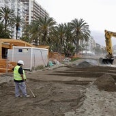 Operarios retiran la grava compactada y vuelven a colocar arena sobre el carril.