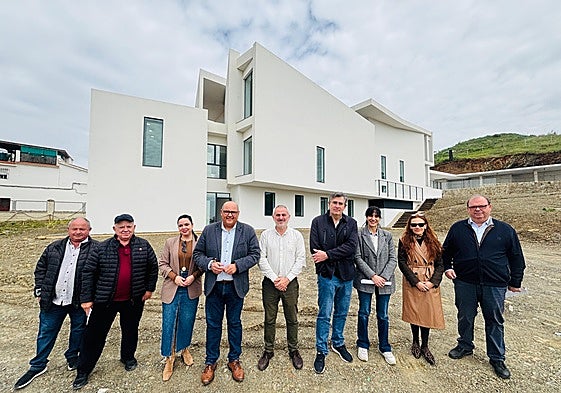 El alcalde, ediles, técnicos y vecinos, junto al nuevo edificio municipal.