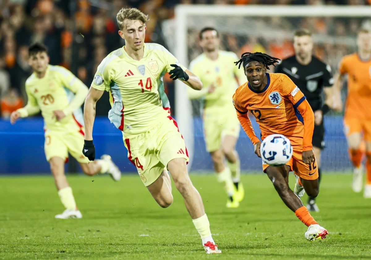 Dean Huijsen corre junto a Frimpong en un lance del partido de su debut con España, este jueves.