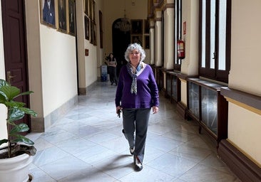 Nekane Cuevas pasea por el pasillo noble de la primera planta de la Casona, al lado del área de Comunicación. Al fondo, el salón de plenos.