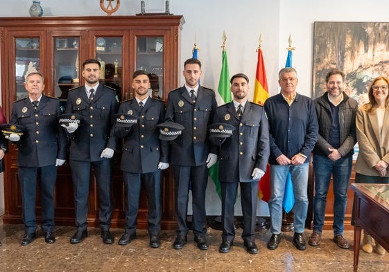 Los nuevos agentes, con el jefe policial, el alcalde de Nerja y ediles.
