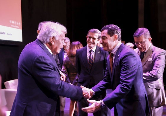 Juanma Moreno, en su encuentro con Felipe González.