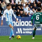 El sancionado Juanpe, con el balón en un lance del primer tiempo.