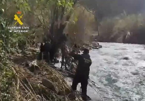 Cuarta jornada de búsqueda del motorista que cayó al río Genal de Pujerra y que fue arrastrado por la corriente