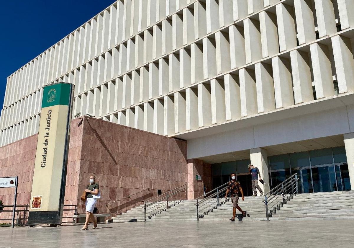 Acusado por matar a una mujer al apuñalarla y lanzarla al vacío en Málaga