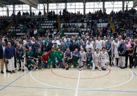 Los dos equipos posaron juntos al final del partido.