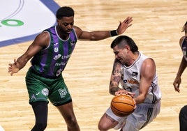 Ejim y Deck, durante el partido de este domingo en Málaga.