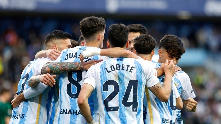Los jugadores del Málaga celebran el gol de Larrubia ante el Ferrol en La Rosaleda.