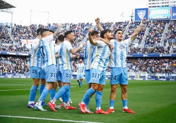 Los jugadores del Málaga celebran el tanto de Lobete, que abría la lata ante el Ferrol.