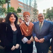 El alcalde y la concejala de Cultura, con el ingeniero informático veleño, en su nombramiento como honoris causa en la UMA.