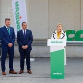 Carolina España, este martes en una visita a las instalaciones de Coviran en Granada.