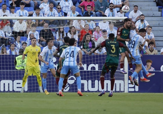 Una disputa aérea en el Málaga-Oviedo de la primera vuelta, en La Rosaleda.