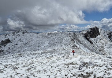 Imagen de la cima de La Maroma, completamente cubierta de nieve.