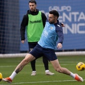 Álex Pastor intercepta un pase durante un entrenamiento reciente.