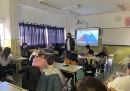Charla en uno de los centros del proyecto, a cargo del profesor Fran Martín.