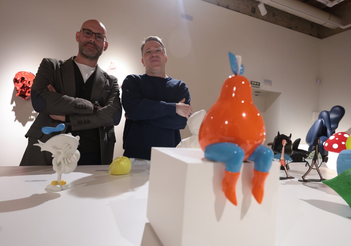 Imagen principal - Los comisarios Antonio Javier López y Mathieu Van Damme y piezas de la exposición.