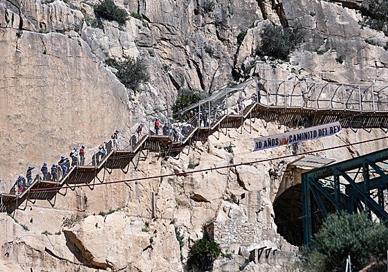 Visitantes en la zona donde se ubicará el nuevo puente.