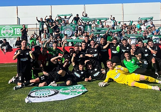 La plantilla del Torremolinos, tras la victoria.