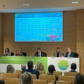 Teodomiro López con miembros de su equipo de gobierno y Bernardo Quintero, el padrino de la décima feria de empleo de la UMA
