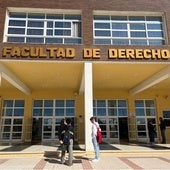 Universitarios en la entrada a la Facultad de Derecho.
