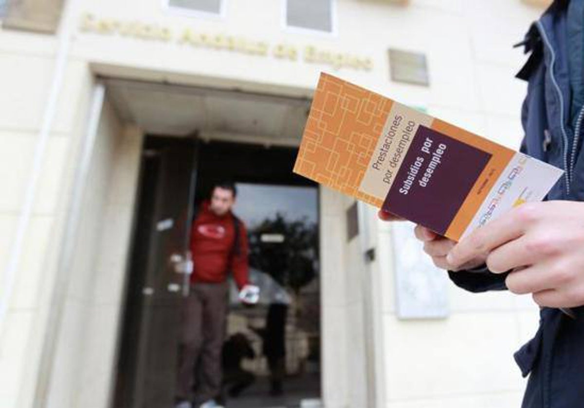 El SEPE analizará el 'rendimiento presunto' de los bienes del desempleado antes de aprobarle un subsidio: así lo calcula en 2025