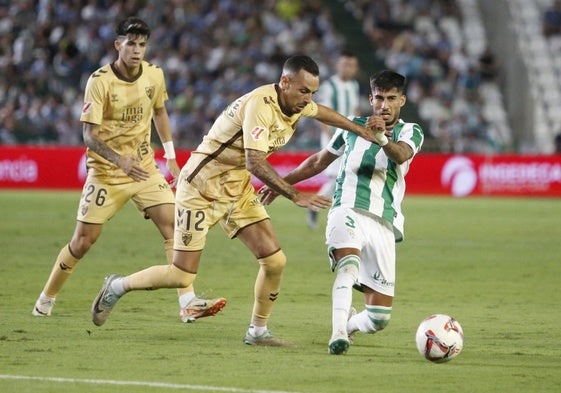 Una disputa por el balón entre Manu Molina y Calderón, en el Córdoba-Málaga.