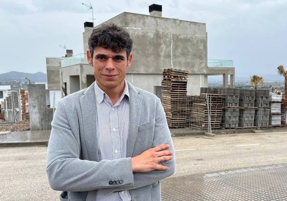 David Márquez, junto a una vivienda en construcción.